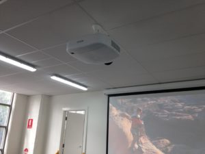 EPSON EB-G7200WNL projector